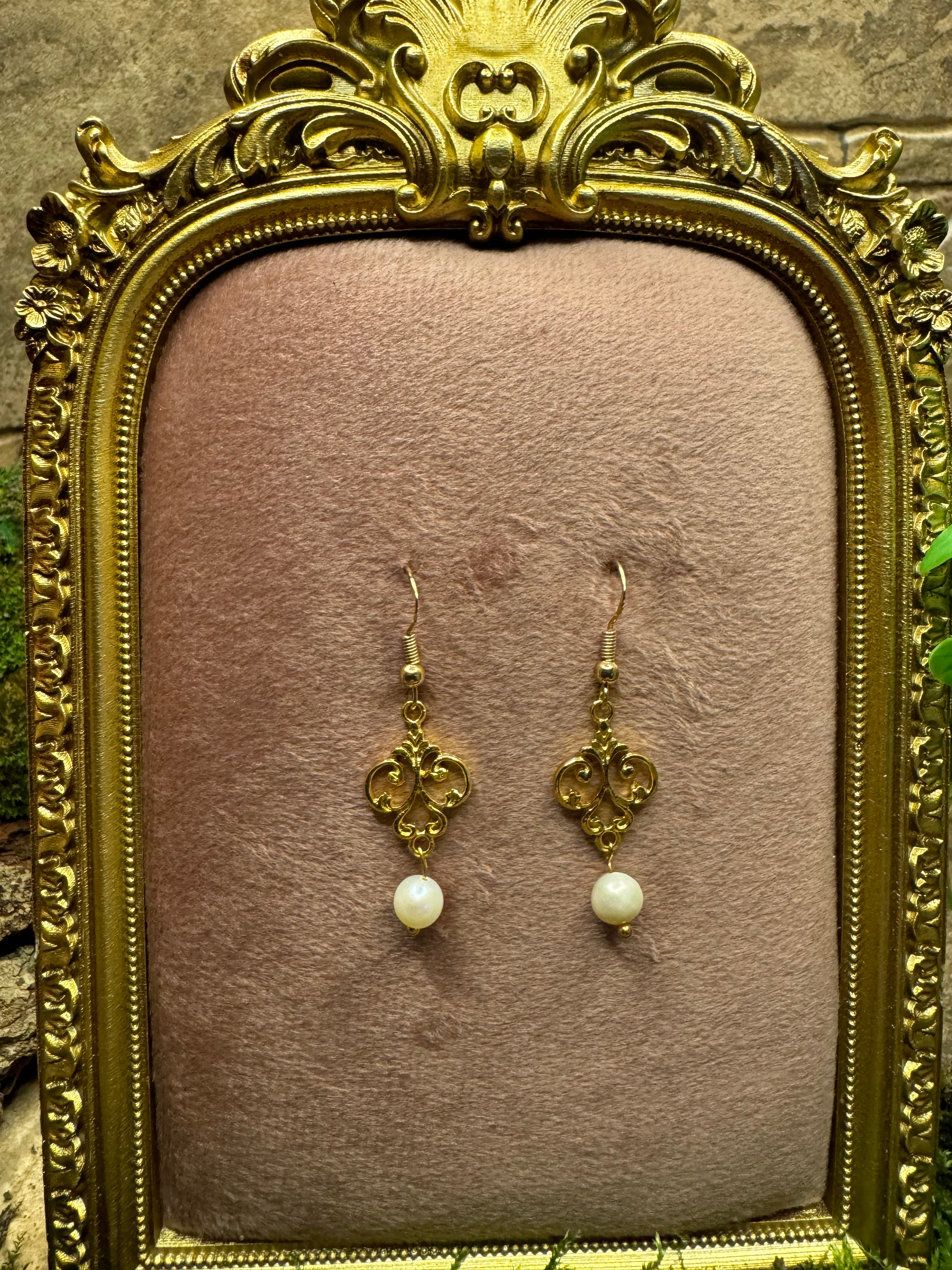 Elara Pearl - Elegante Ohrringe mit Süßwasserperlen & vergoldeten Details