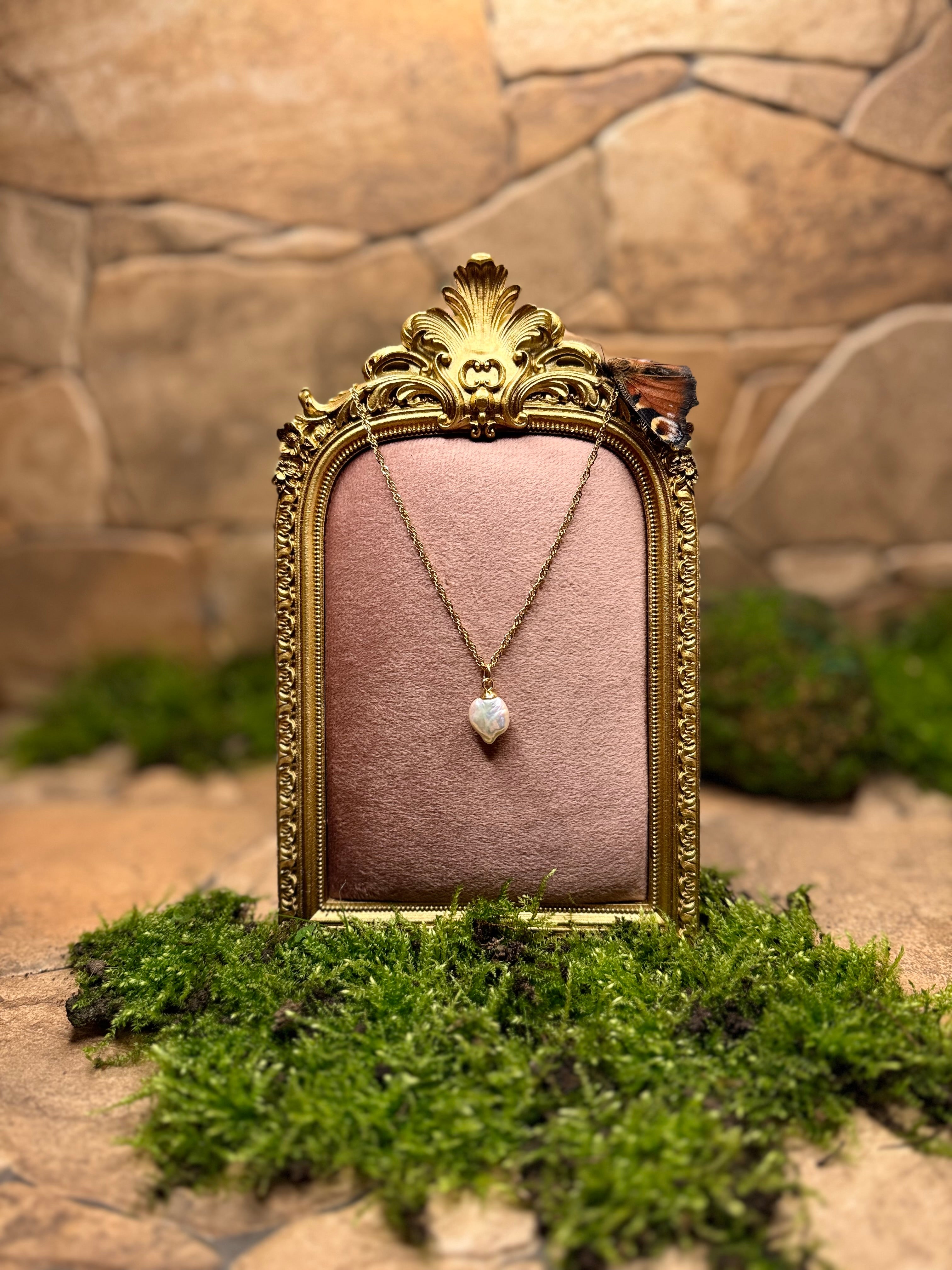 „Celestial Drop“ – Perle der Stille
 – Vergoldete Halskette mit echter Süßwasserzuchtperle