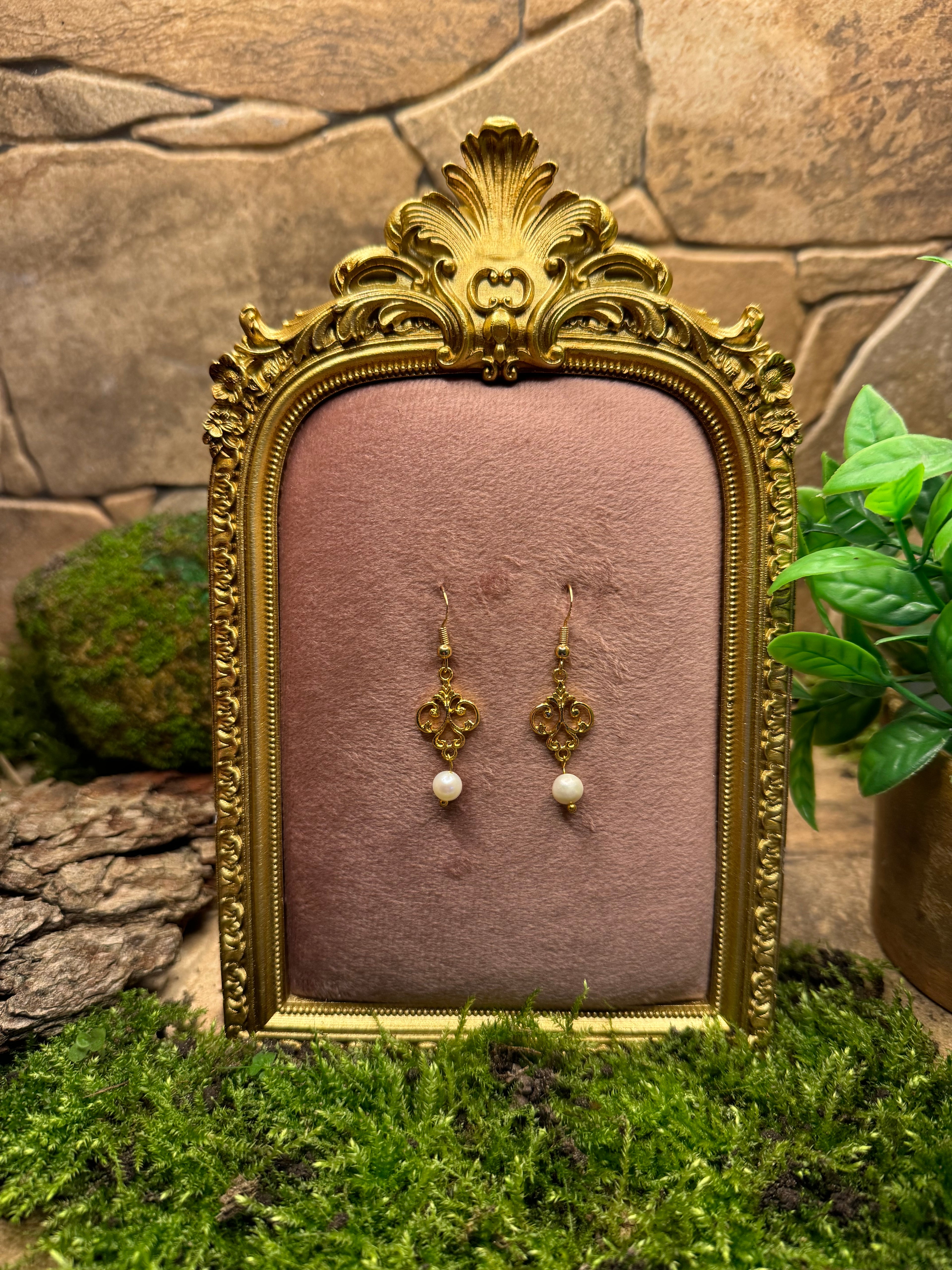 Elara Pearl - Elegante Ohrringe mit Süßwasserperlen & vergoldeten Details