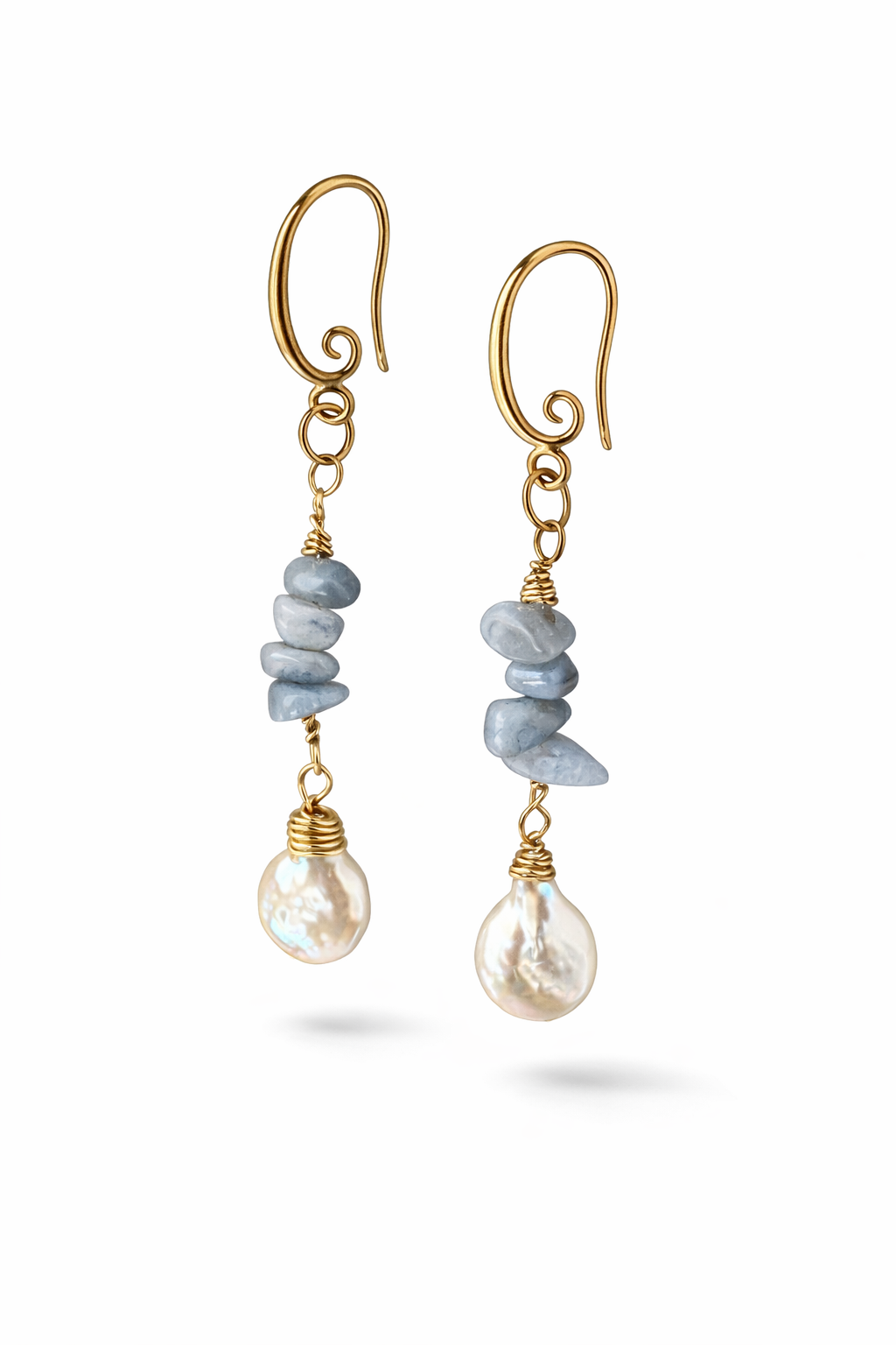 Ohrringe- Nerayas Perlenflüstern – Vergoldete Hängeohrringe mit blauen Natursteinen & Süßwasserzuchtperlen | Julinas Jewelry