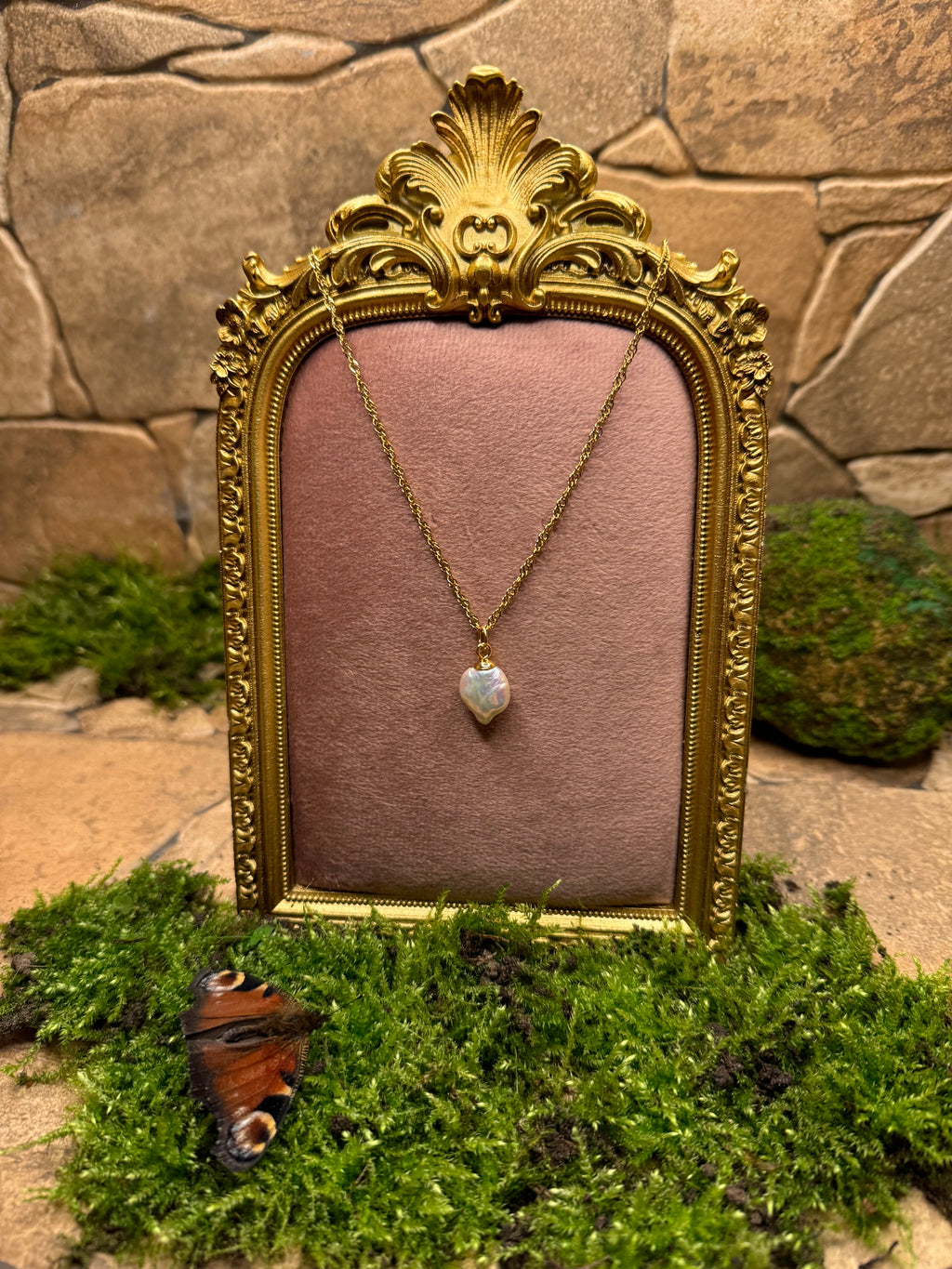 „Celestial Drop“ – Perle der Stille
 – Vergoldete Halskette mit echter Süßwasserzuchtperle