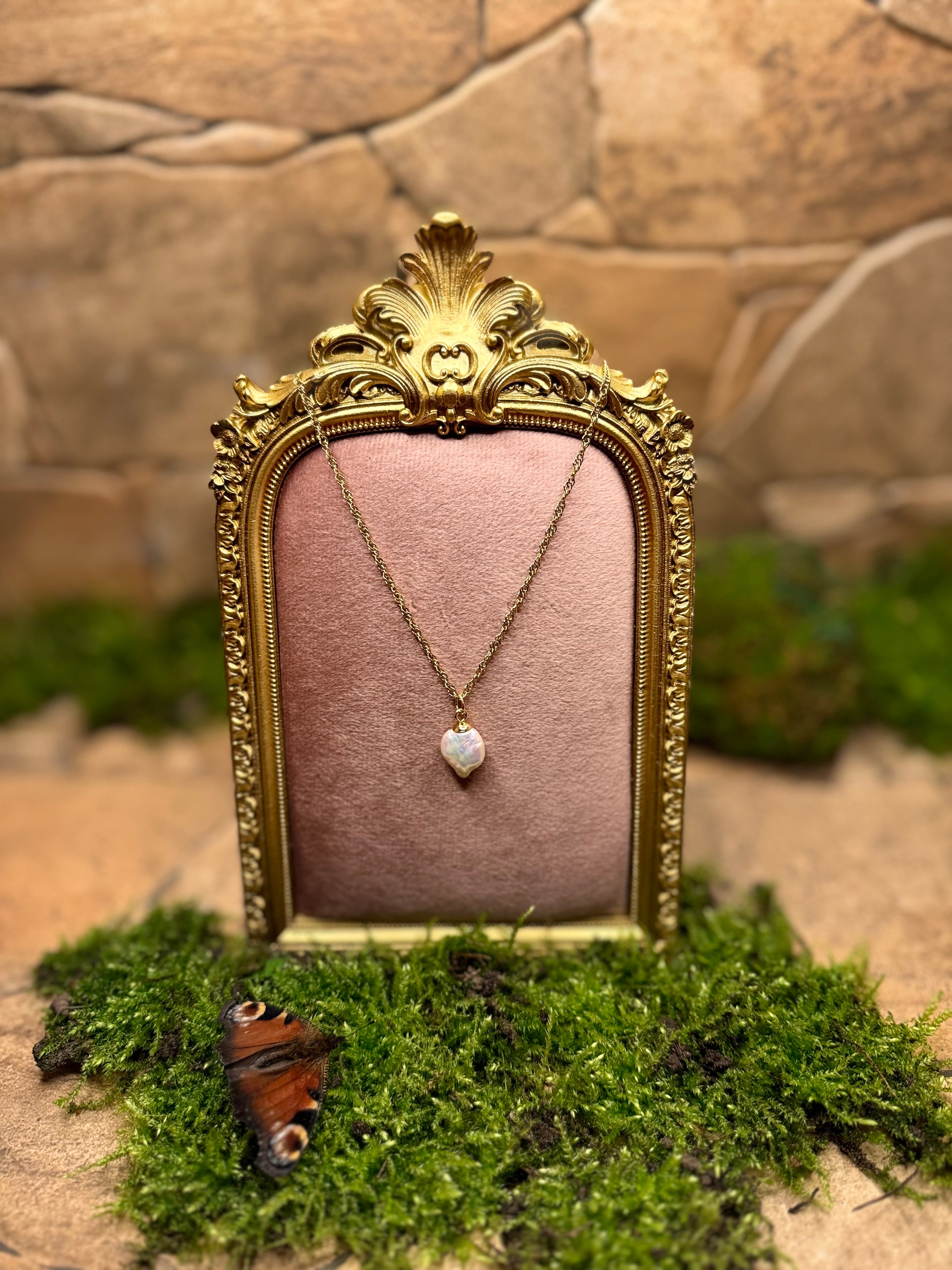 „Celestial Drop“ – Perle der Stille
 – Vergoldete Halskette mit echter Süßwasserzuchtperle