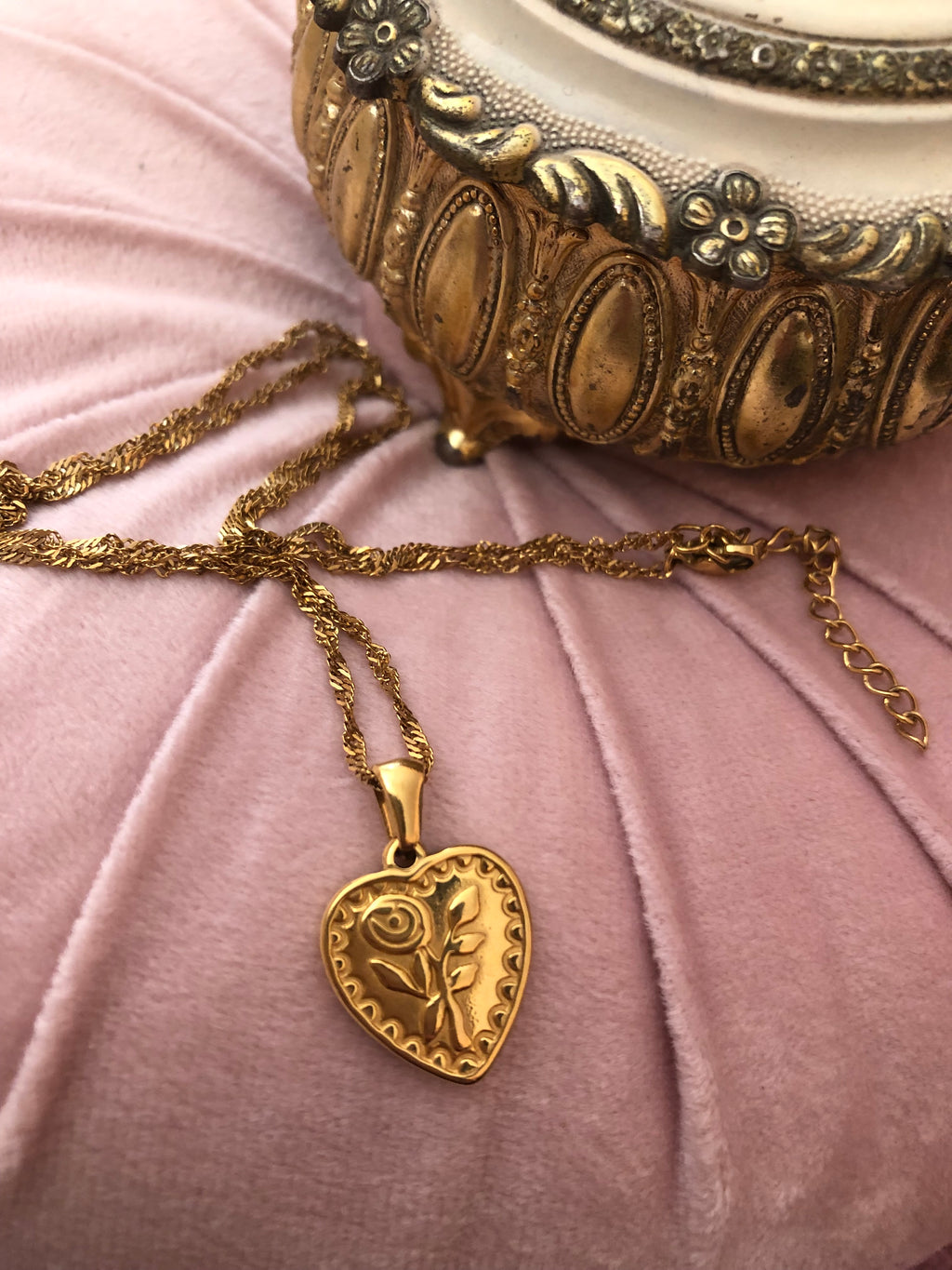 „Rosaline – Vergoldete Herz-Kette mit Rose aus Edelstahl