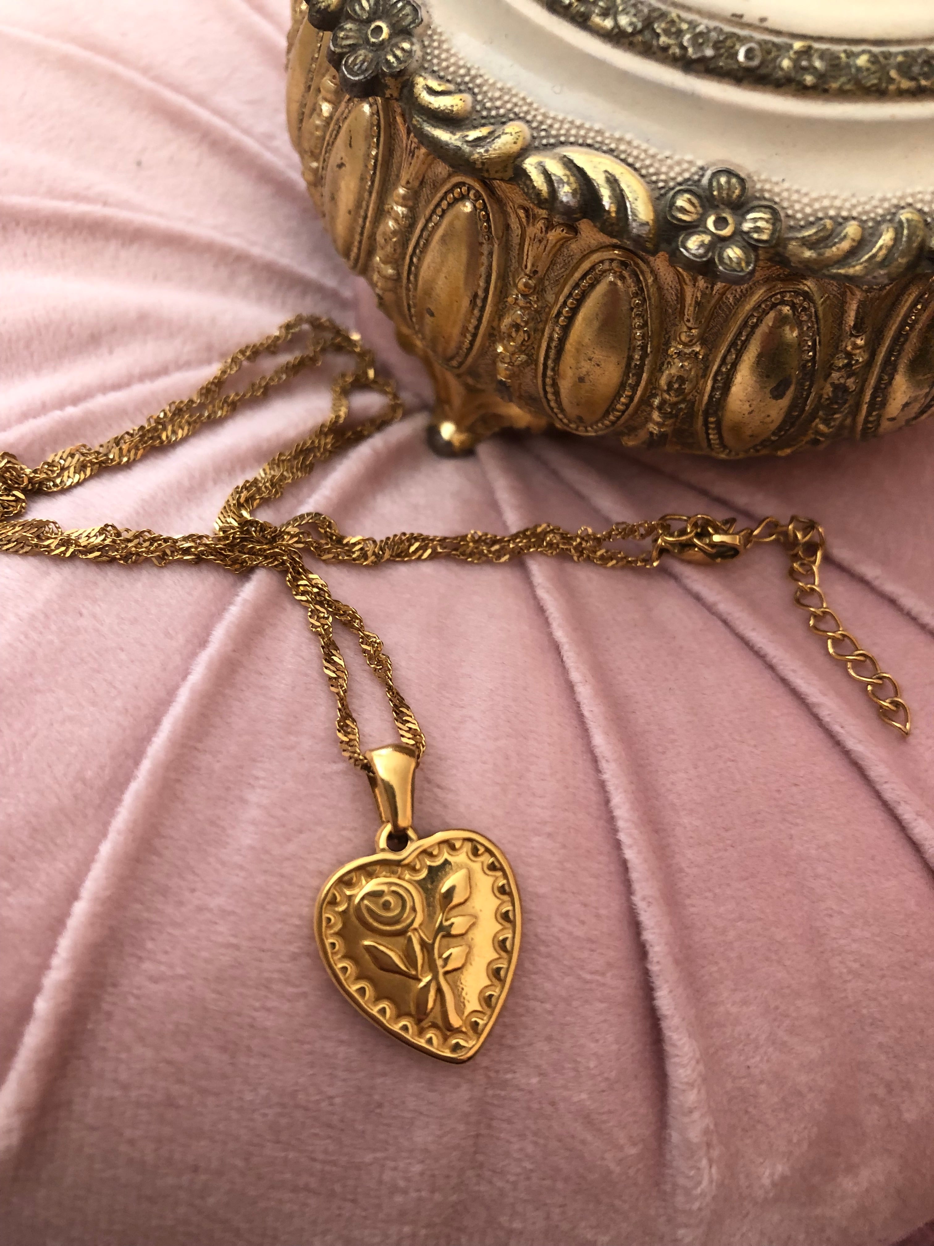 „Rosaline – Vergoldete Herz-Kette mit Rose aus Edelstahl