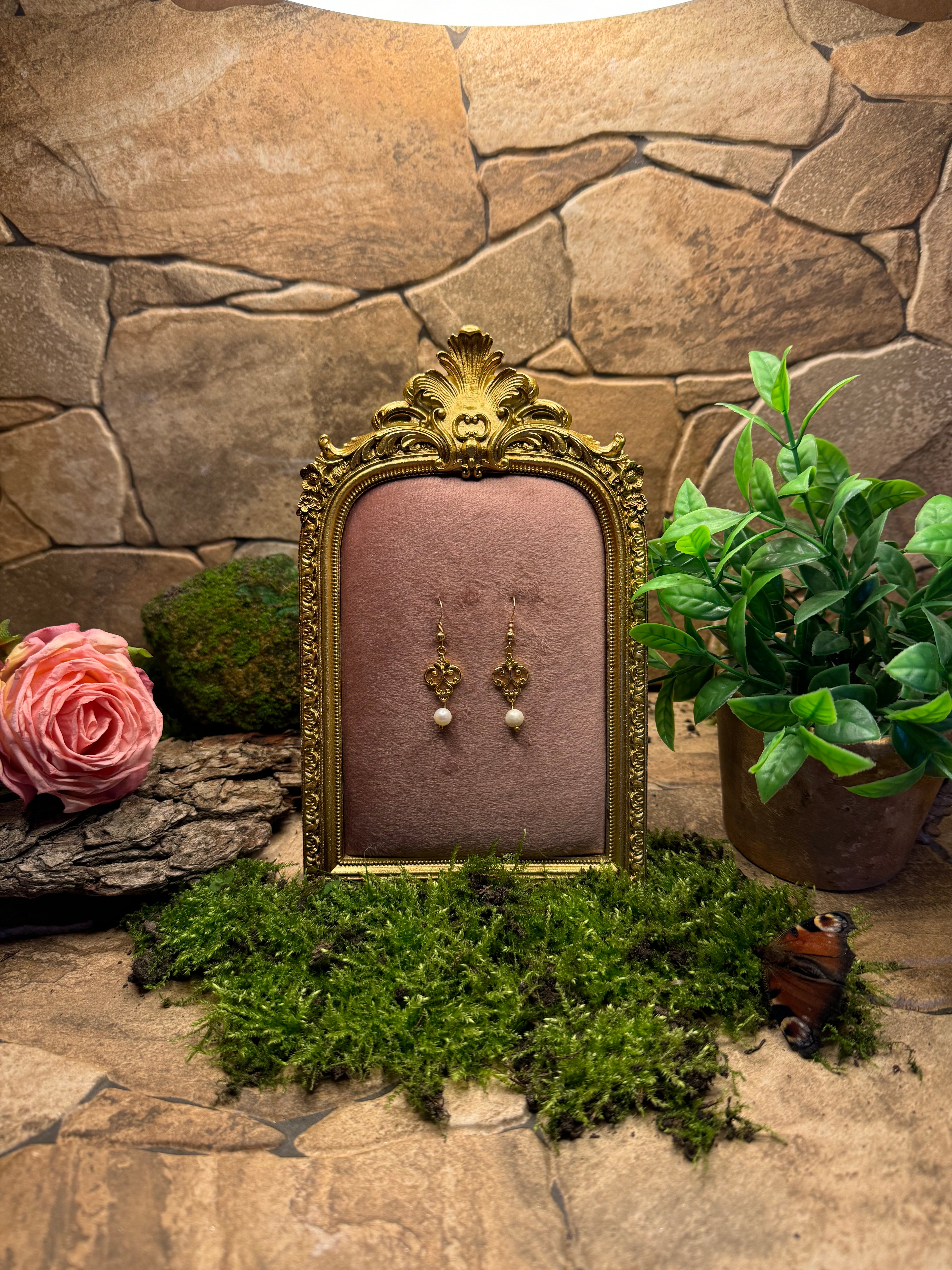 Elara Pearl - Elegante Ohrringe mit Süßwasserperlen & vergoldeten Details
