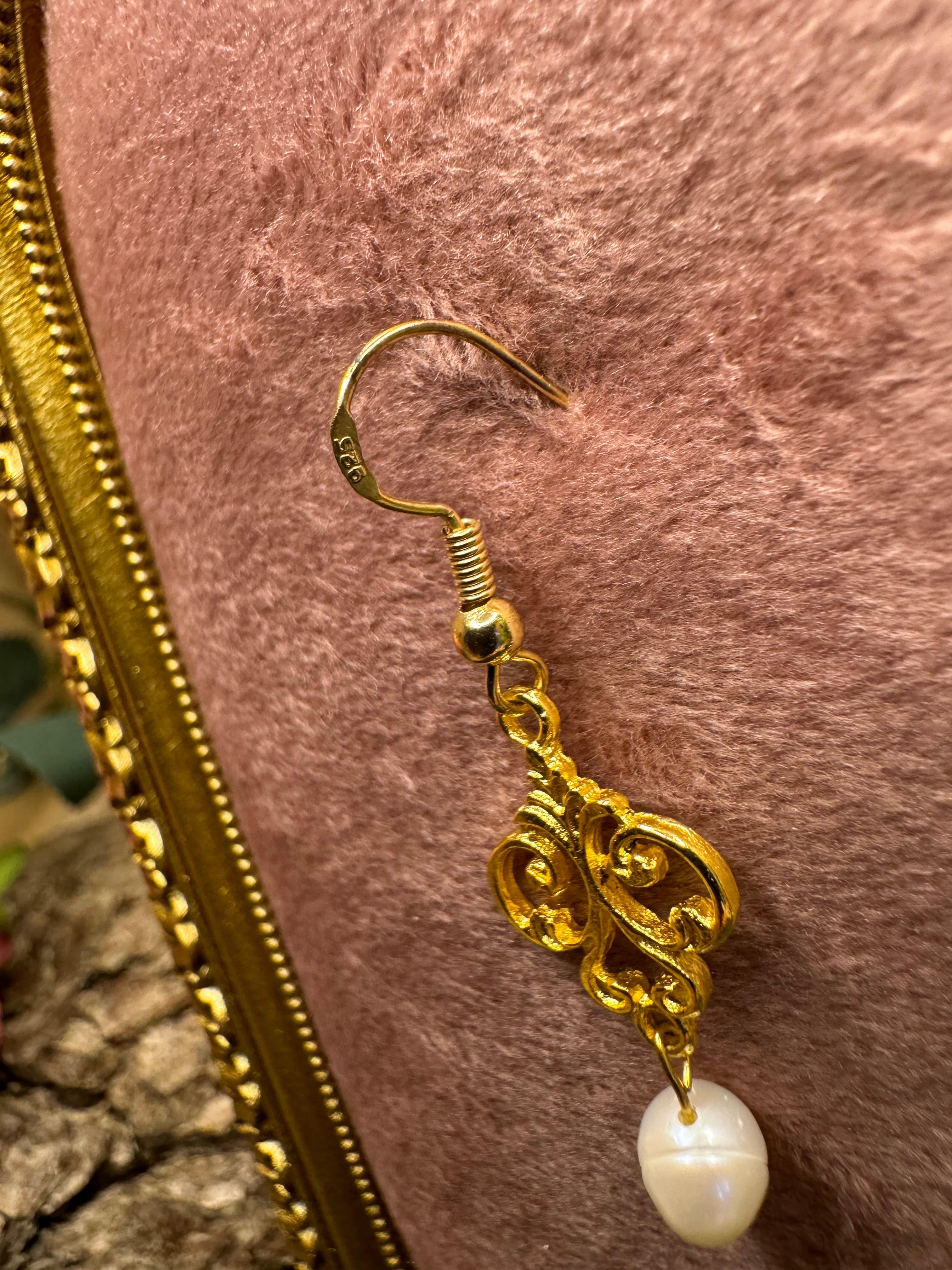 Elara Pearl - Elegante Ohrringe mit Süßwasserperlen & vergoldeten Details