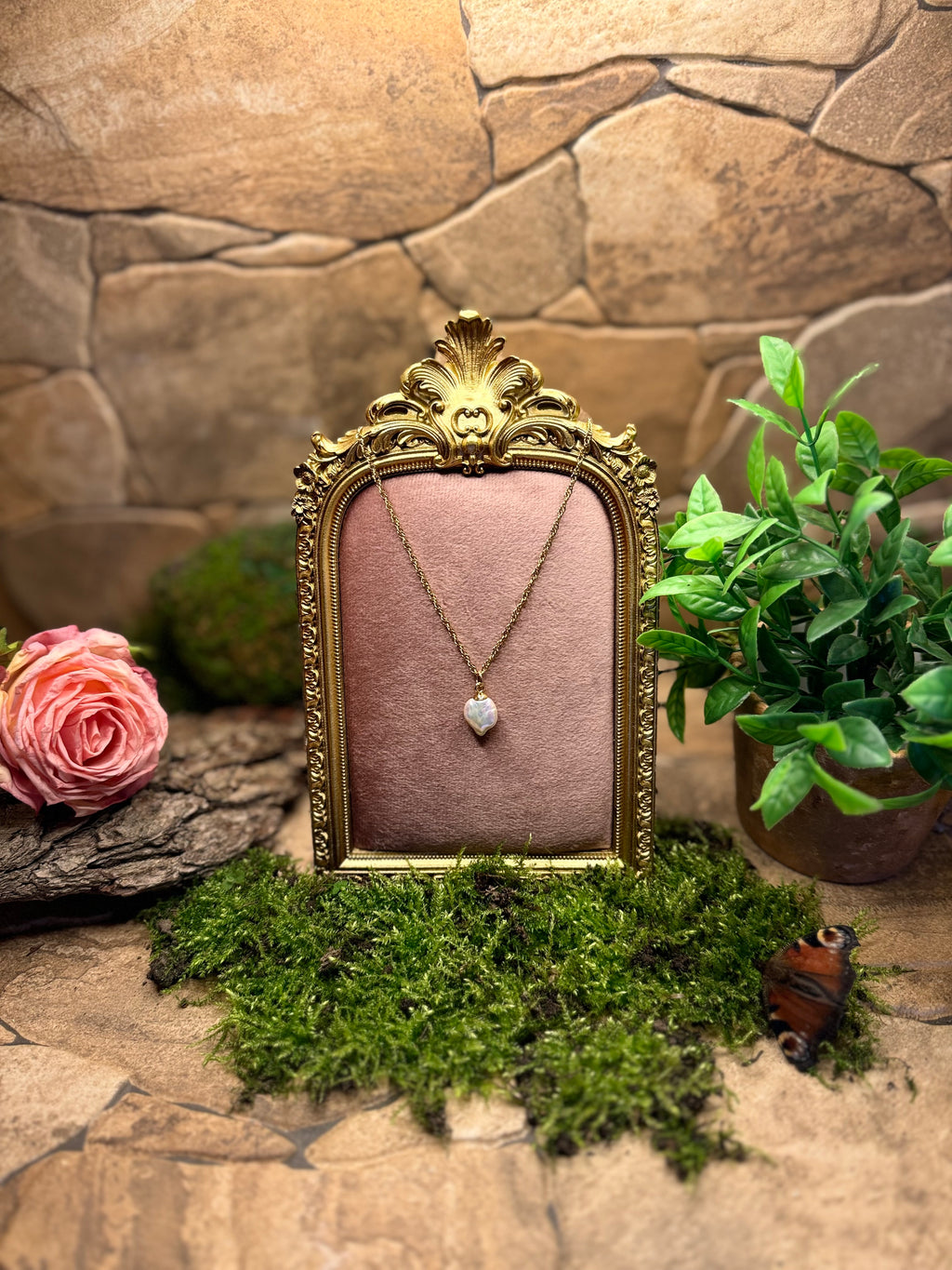 „Celestial Drop“ – Perle der Stille
 – Vergoldete Halskette mit echter Süßwasserzuchtperle