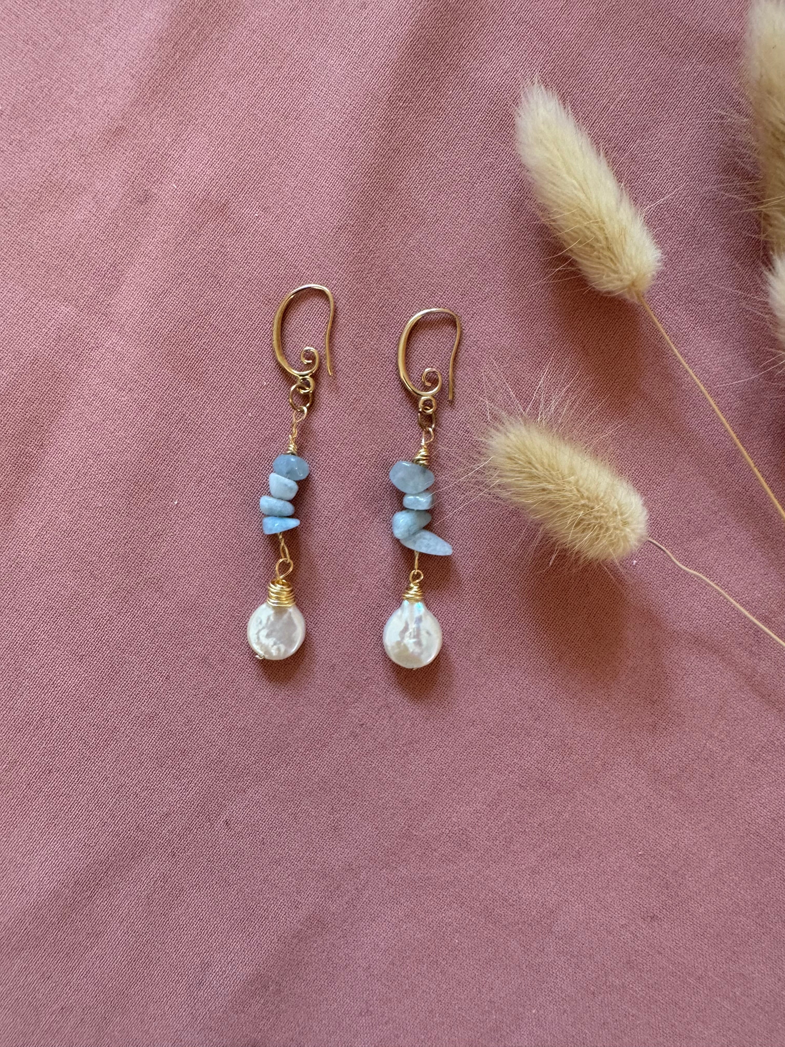 Ohrringe- Nerayas Perlenflüstern – Vergoldete Hängeohrringe mit blauen Natursteinen & Süßwasserzuchtperlen | Julinas Jewelry