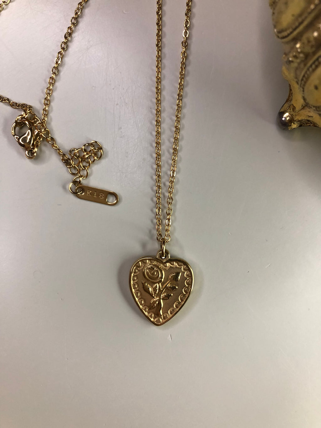 „Rosaline – Vergoldete Herz-Kette mit Rose aus Edelstahl