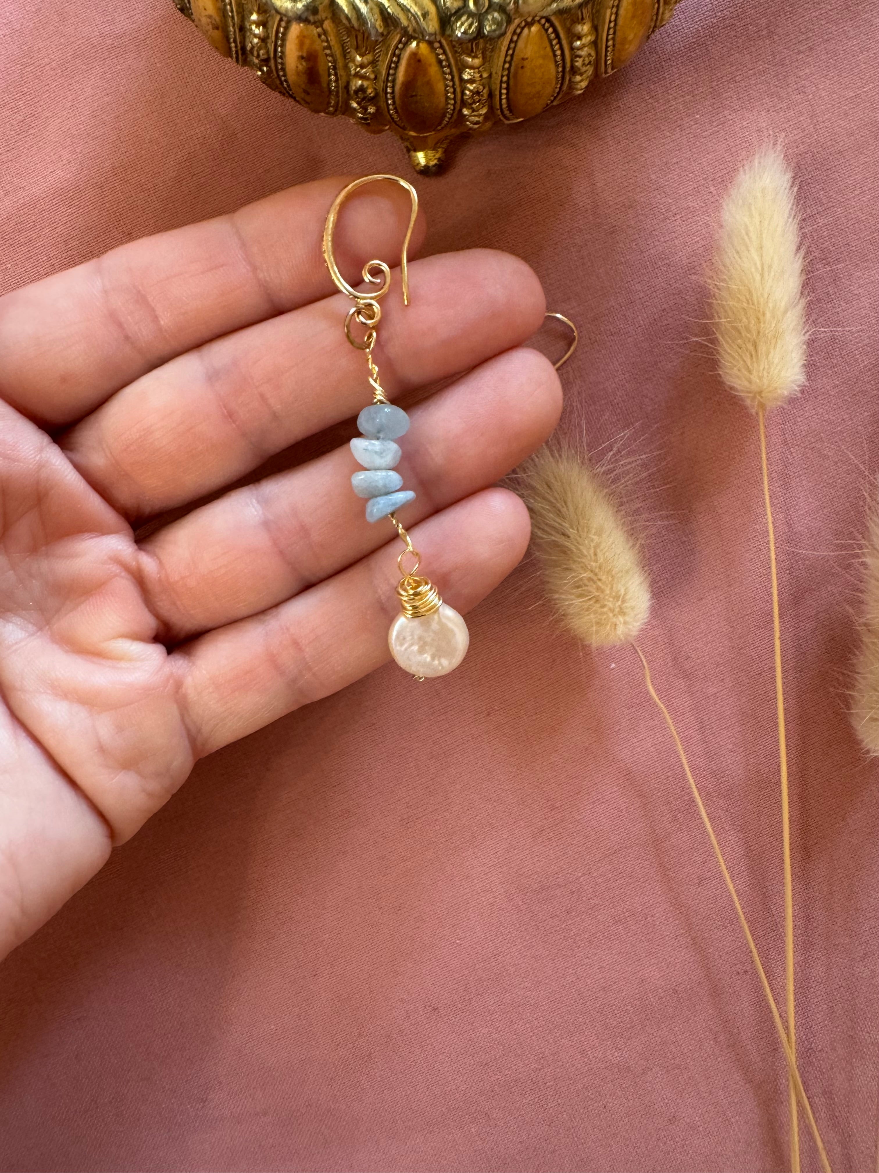 Ohrringe- Nerayas Perlenflüstern – Vergoldete Hängeohrringe mit blauen Natursteinen & Süßwasserzuchtperlen | Julinas Jewelry