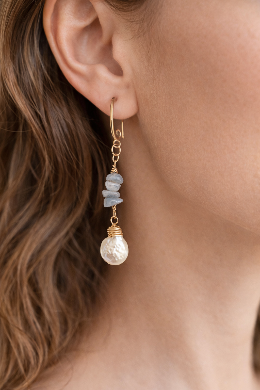 Ohrringe- Nerayas Perlenflüstern – Vergoldete Hängeohrringe mit blauen Natursteinen & Süßwasserzuchtperlen | Julinas Jewelry