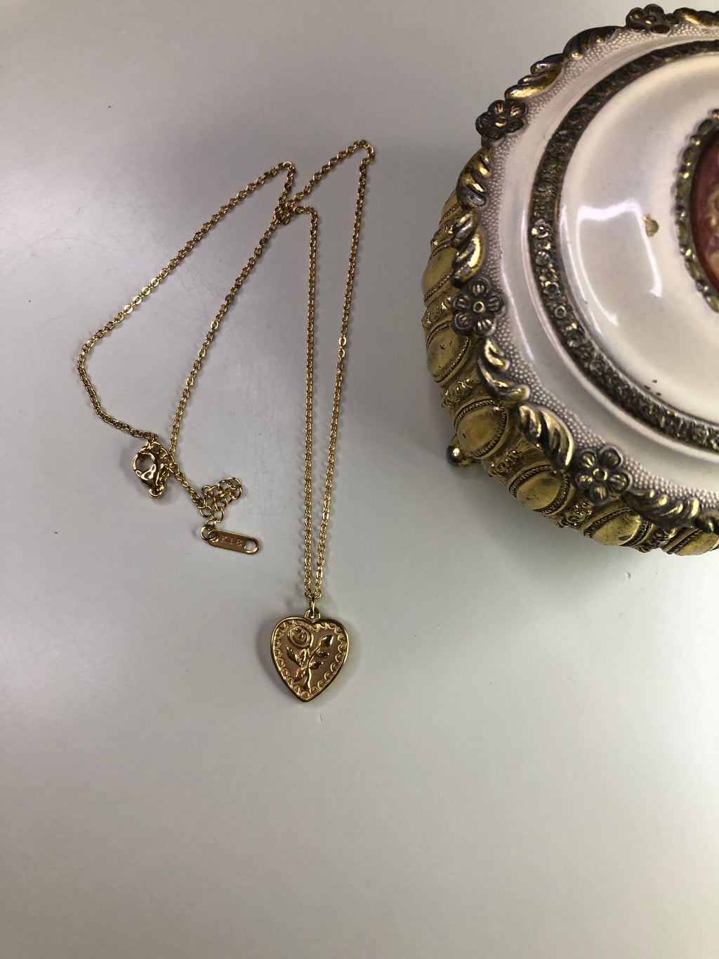 „Rosaline – Vergoldete Herz-Kette mit Rose aus Edelstahl