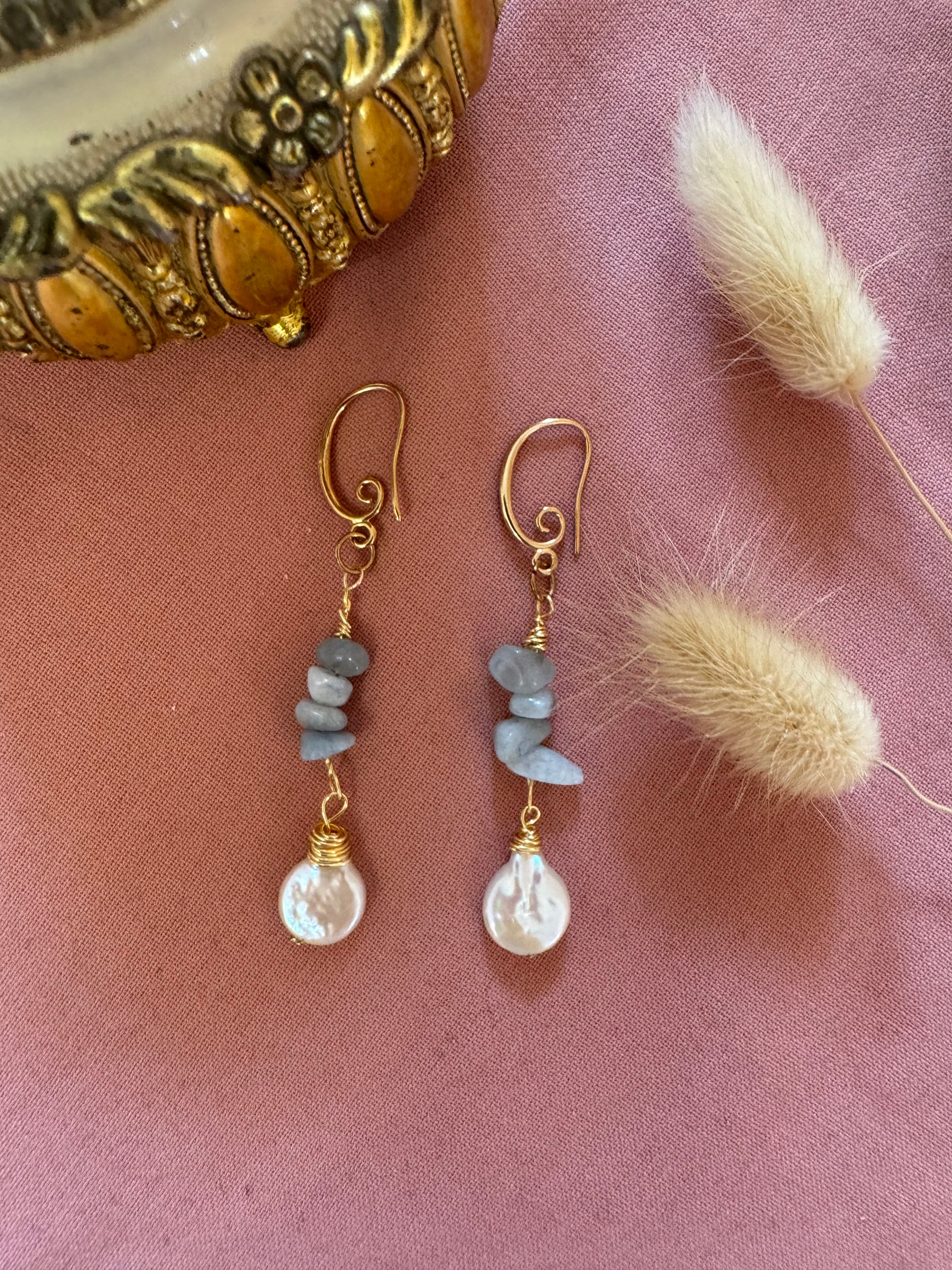 Ohrringe- Nerayas Perlenflüstern – Vergoldete Hängeohrringe mit blauen Natursteinen & Süßwasserzuchtperlen | Julinas Jewelry