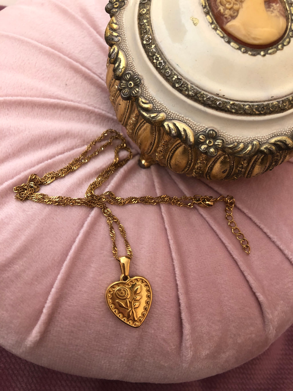 „Rosaline – Vergoldete Herz-Kette mit Rose aus Edelstahl