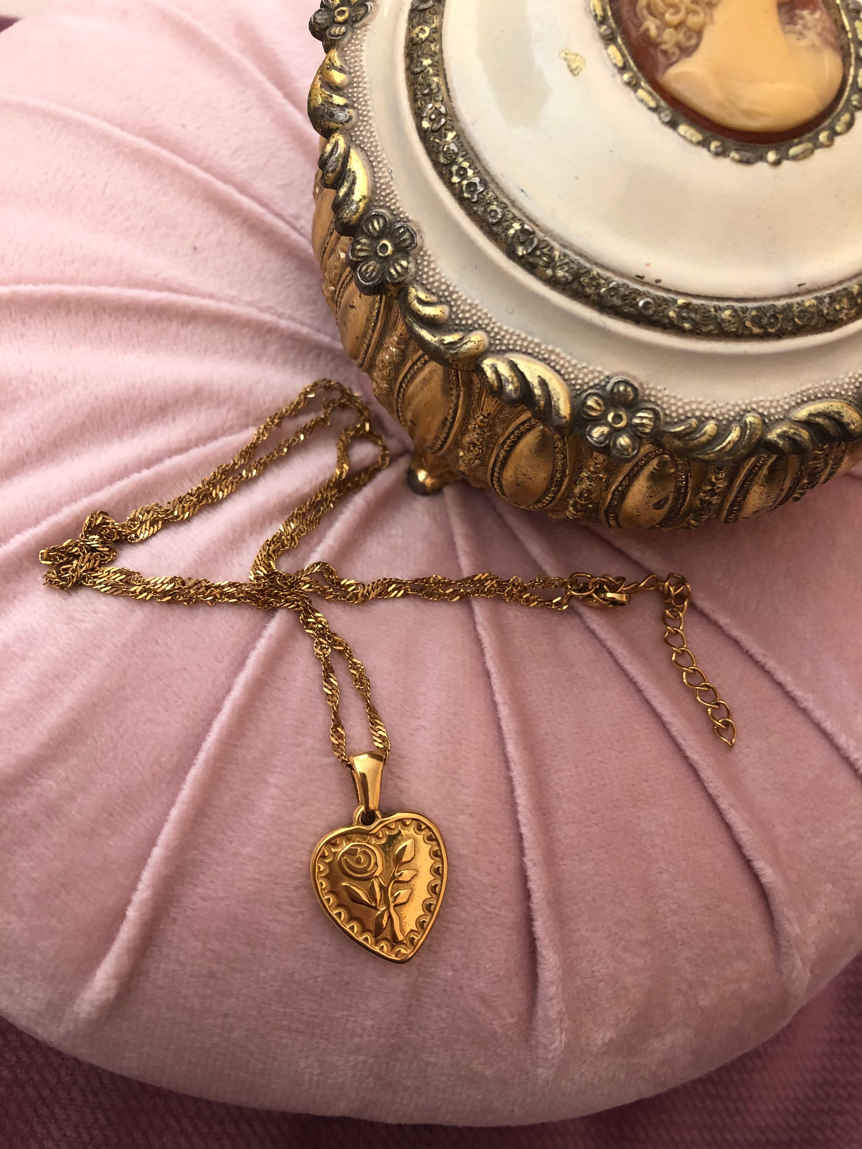 „Rosaline – Vergoldete Herz-Kette mit Rose aus Edelstahl