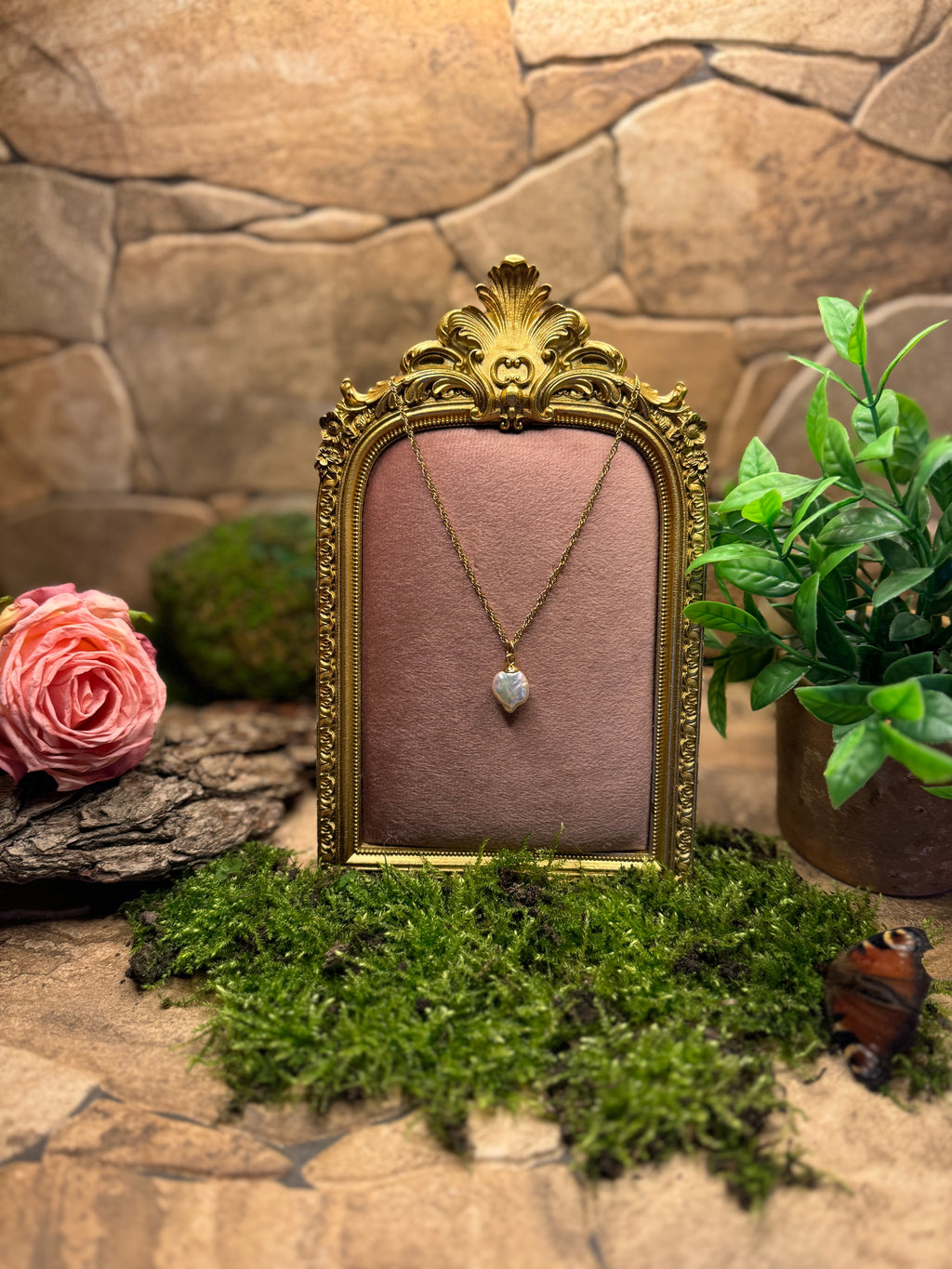 „Celestial Drop“ – Perle der Stille
 – Vergoldete Halskette mit echter Süßwasserzuchtperle