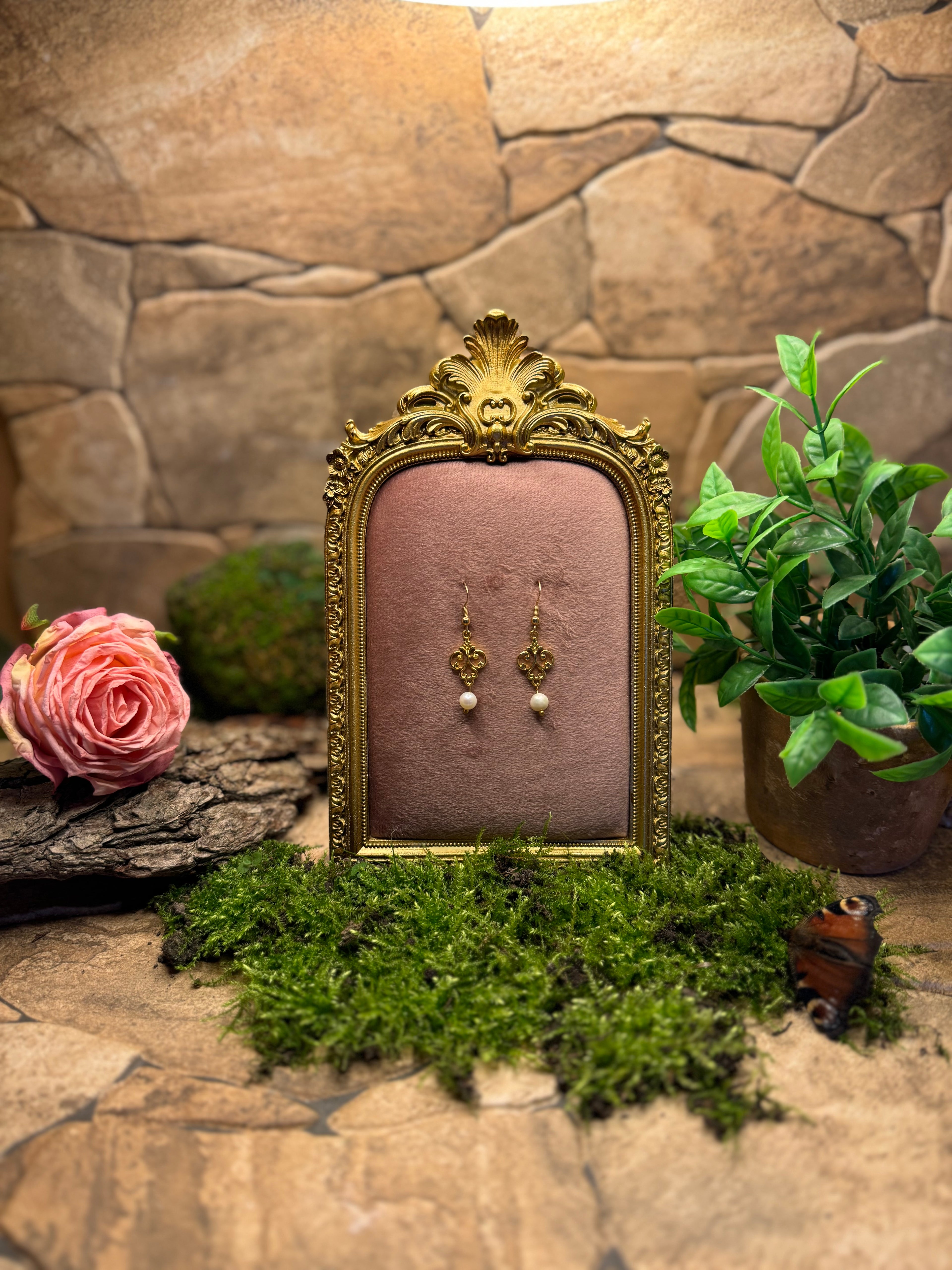 Elara Pearl - Elegante Ohrringe mit Süßwasserperlen & vergoldeten Details