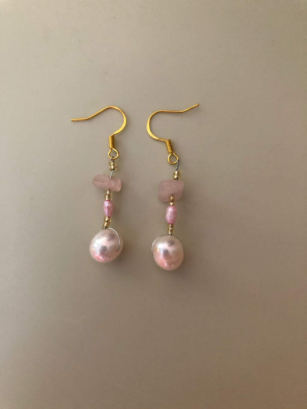 Rosenquarz & Perlenohrringe „Rosy Whisper“ – Schmuck der Sanftheit