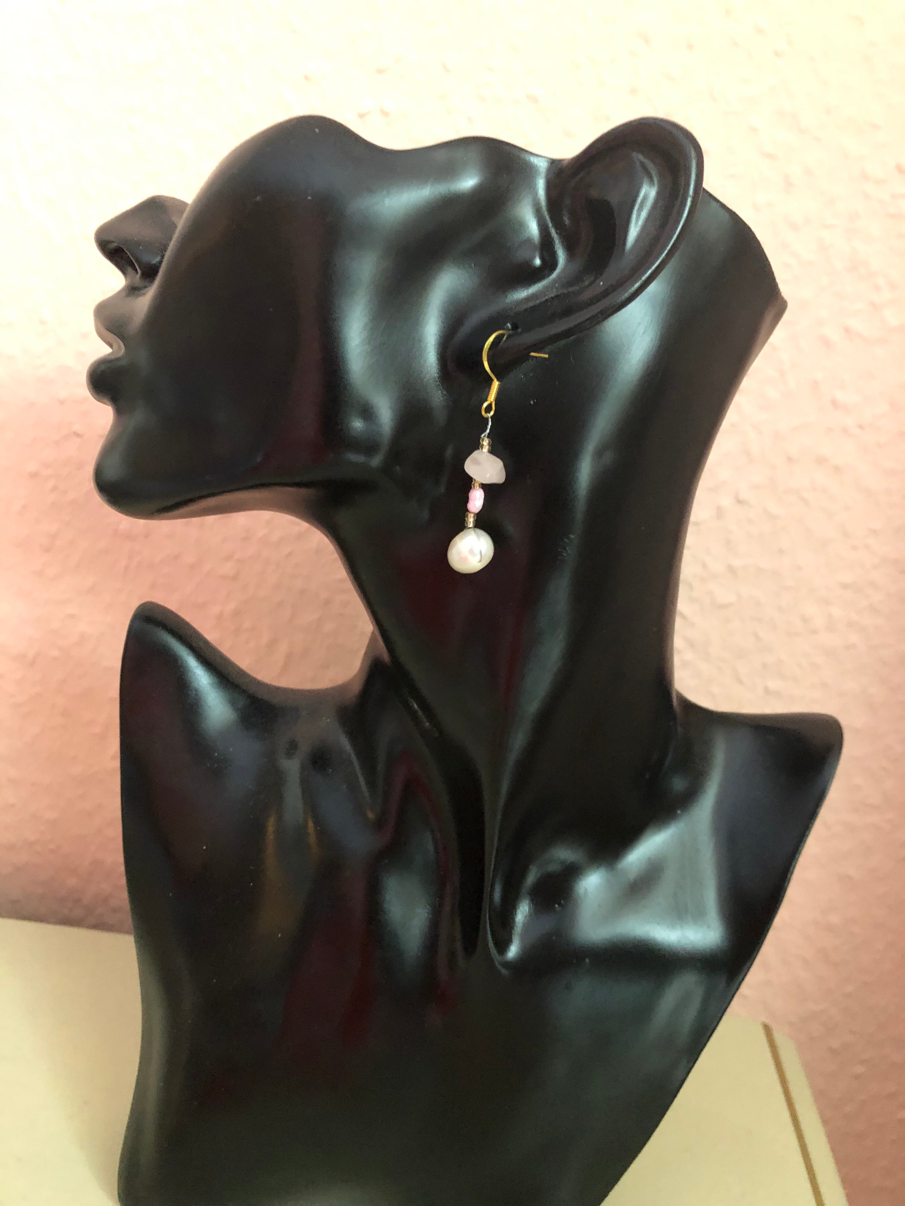 Rosenquarz & Perlenohrringe „Rosy Whisper“ – Schmuck der Sanftheit