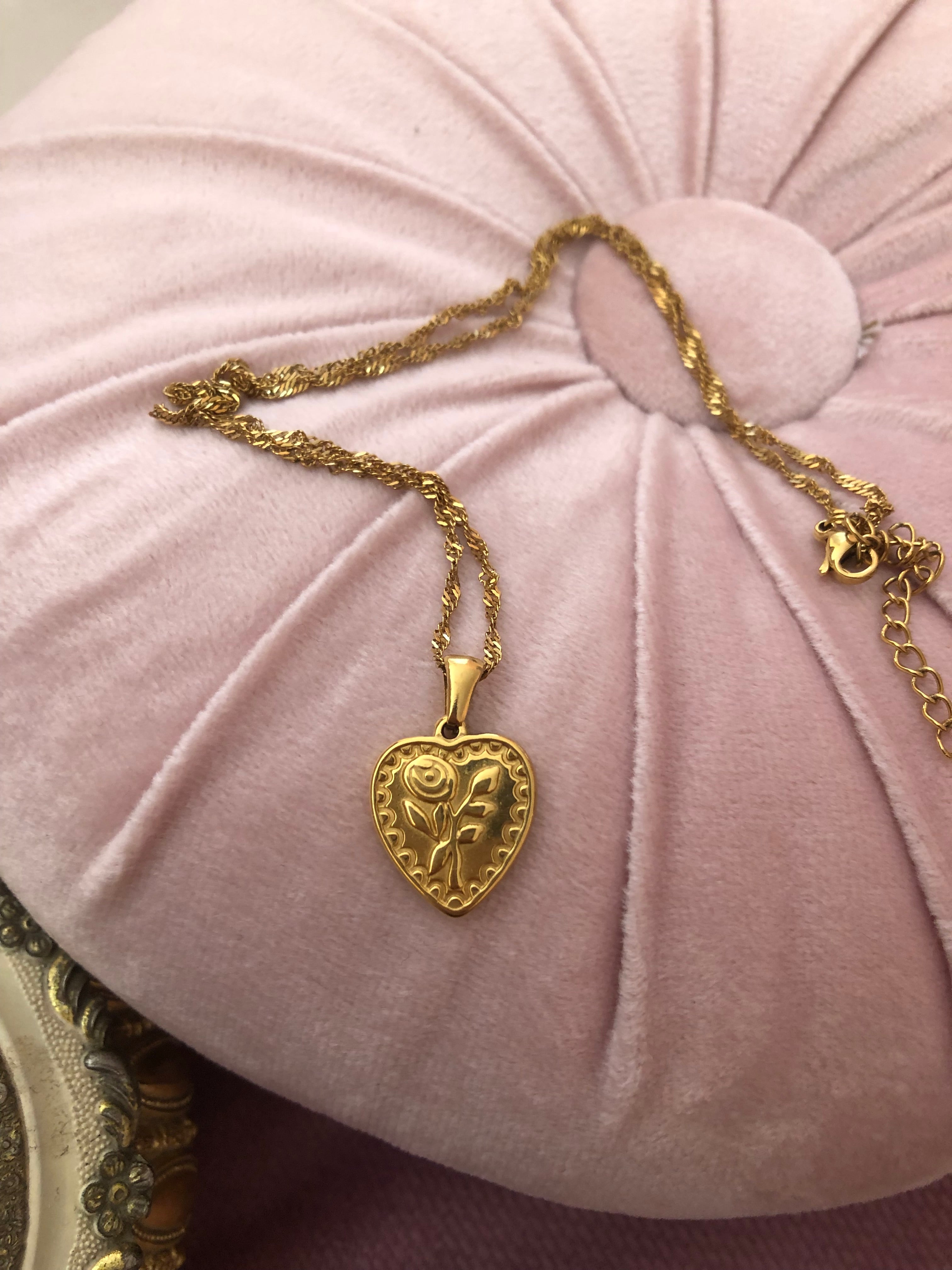 „Rosaline – Vergoldete Herz-Kette mit Rose aus Edelstahl